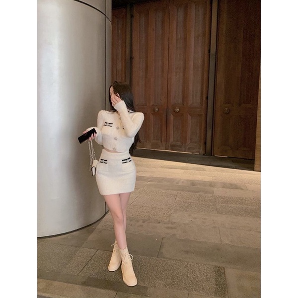 Áo khoác len cardigan + chân váy ôm body