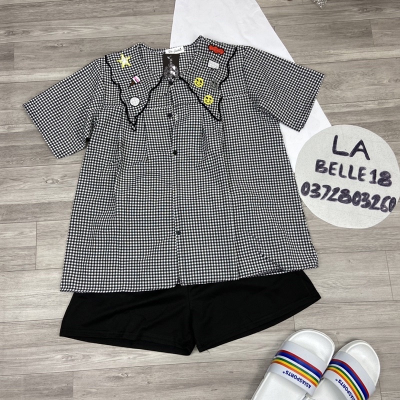Set áo sơ mi cổ bèo kẻ caro đen trắng mix quần sooc đùi dáng rộng tay lỡ cổ thêu ô kẻ nhỏ | BigBuy360 - bigbuy360.vn