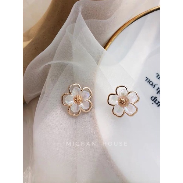 Bông tai hình hoa trắng xinh xắn