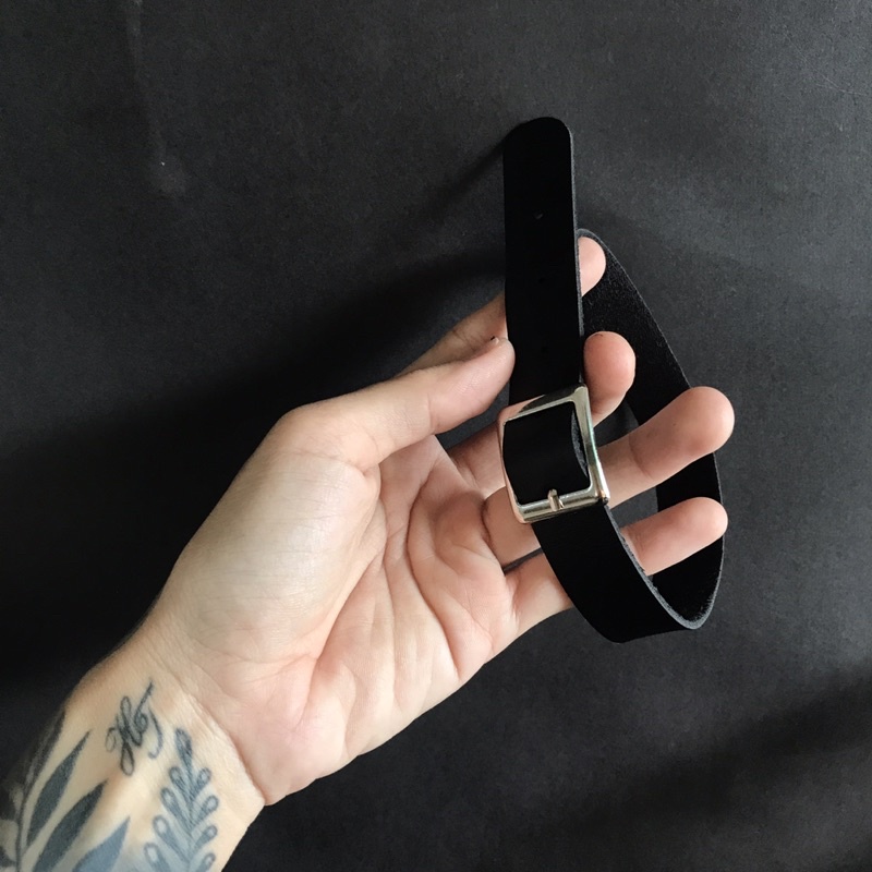 Vòng sát cổ choker dạng hình dây thắt lưng da