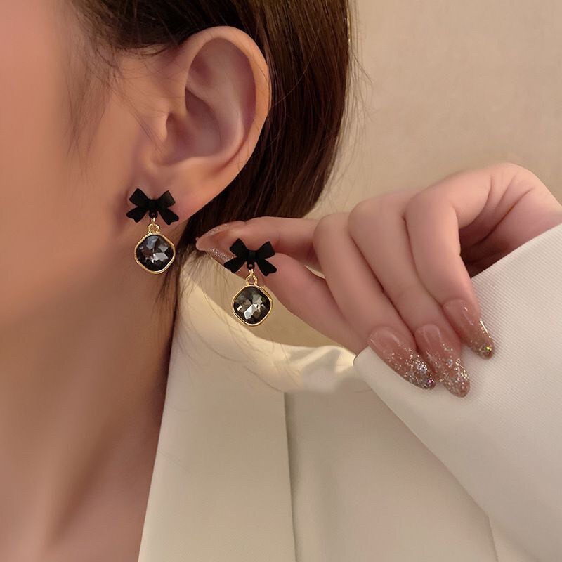 Khuyên tai mặt đá thiết kế chiếc nơ dễ thương H1
