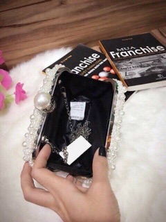 Ví cầm tay đính ngọc trai