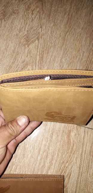 Chiếc ví Nam có nhiều ngăn in nổi rất mềm và rất đẹp