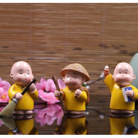 Bộ 3 chú tiểu áo vàng dễ thương