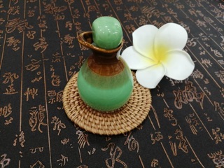 Lọ gốm đựng tinh dầu trong spa