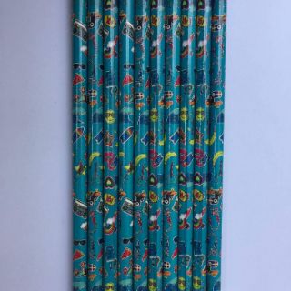 Bút chì đen. Chì màu. Gôm. Chuốt chì