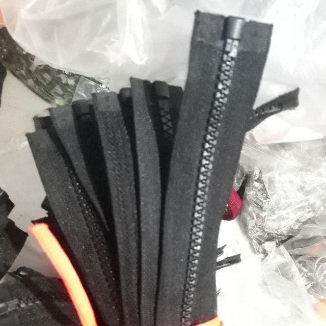 Dây kéo áo khoác đen dài 40cm -70 cm giá 20 k/ 4 sợi