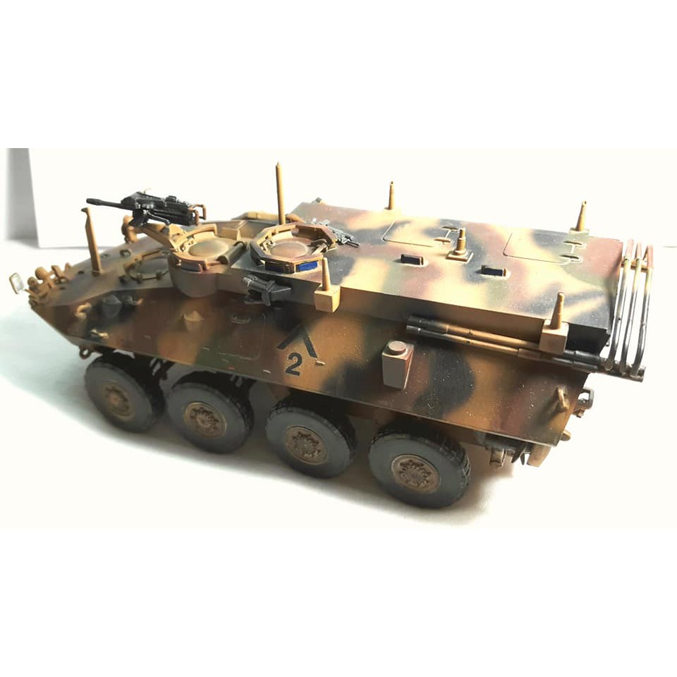 Mô hình xe thiết giáp LAV phiên bản US Army Command của Quân đội Mỹ với camo sa mạc.