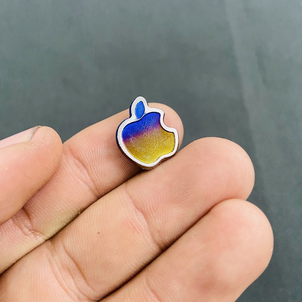 Tem trang trí xe máy, ốp lưng điện thoại, nón bảo hiểm chất liệu TITANNIUM kiểu LOGO trái táo thời thượng