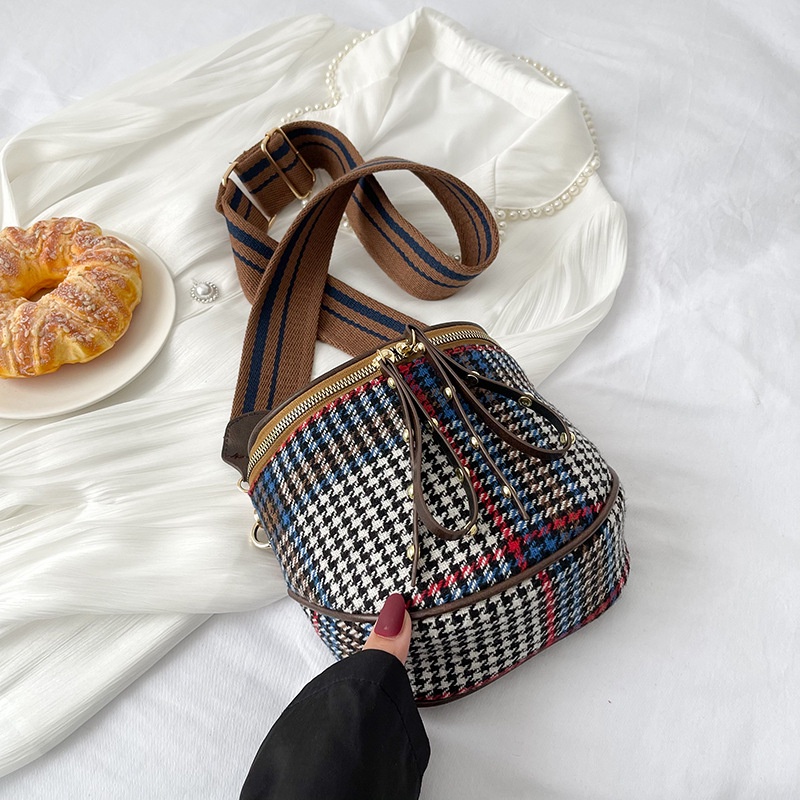 Túi đeo vai kẻ sọc IELGY hình yên ngựa thời trang có dây đeo bản rộng