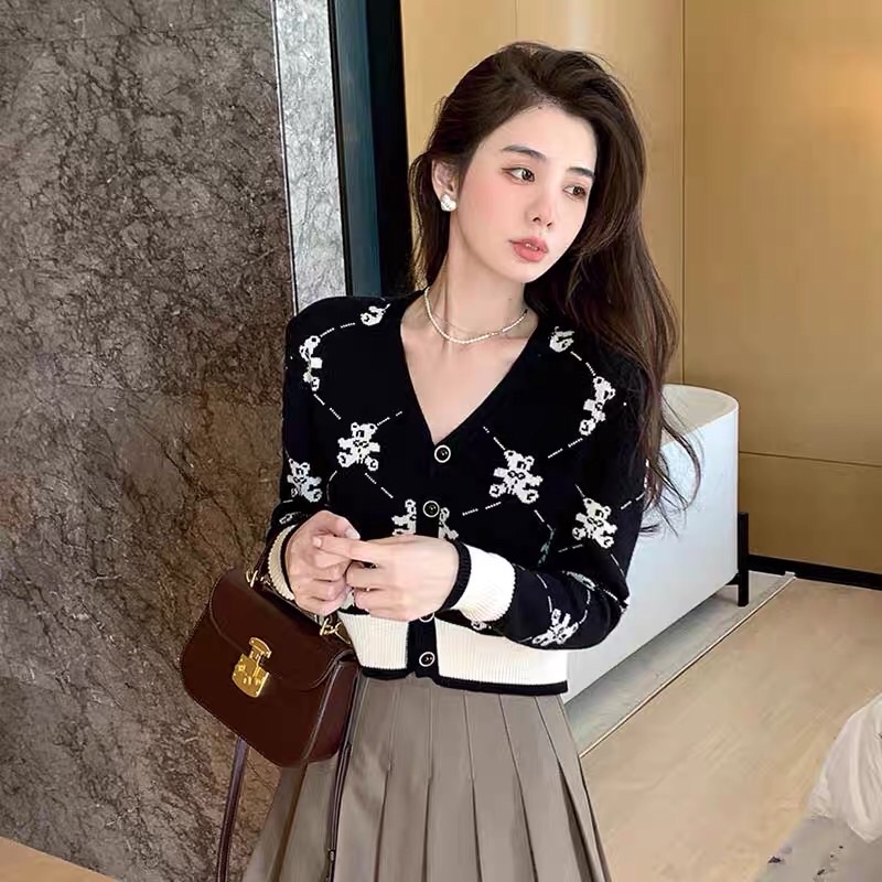 Áo len đen hoạ tiết gấu