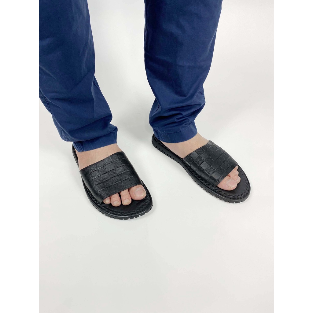 Dép nam quai ngang 100% da bò. Dép 𝐇𝐌 𝐌𝐚̃ 𝐀𝐁-𝟏𝟎𝟎𝟐 Đ𝐞̂́ 𝐊𝐡𝐚̂𝐮 chất da xịn chống bong tróc, chống hôi chân