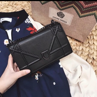Túi dior đinh tán màu đen sang trọng đen quý phái đây ạ. Gần tết nên hàng hơi khan các chị em nhanh tay nhé hehe. Sz 20