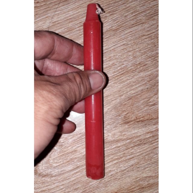 Một cây nến_đèn cầy màu đỏ dài 15cm và đường kính 15ly có mùi thơm nhẹ