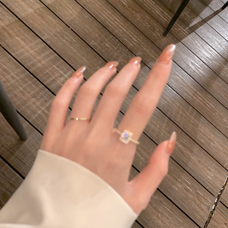 Nhẫn đính kim cương nhân tạo sang trọng cho nữ