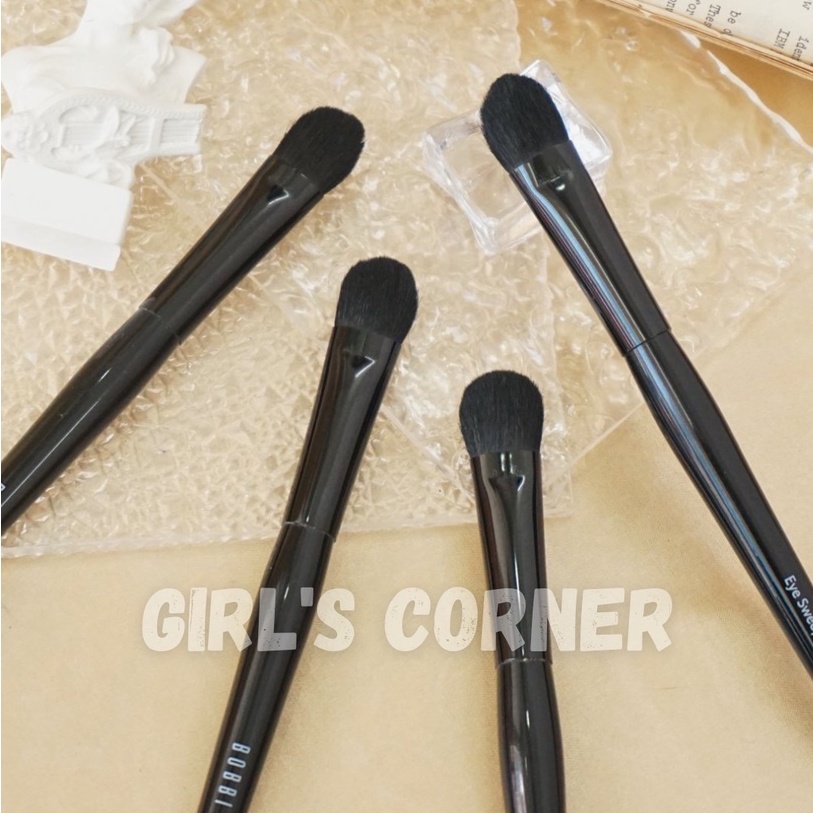 Cọ tán bầu mắt Bobbi Eye Sweep
