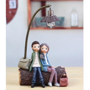 Tượng Để Bàn Cặp Đôi Hẹn Hò Dưới Đèn siêu đẹp dễ thương