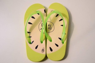 Dép xỏ ngón trái cây