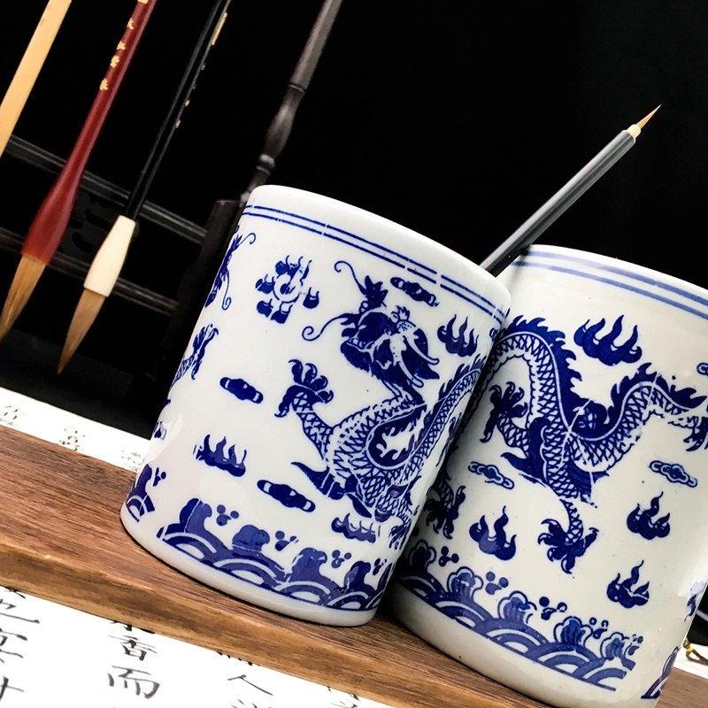Giá đỡ bút gốm Jingdezhen Phong cách Trung Quốc cổ điển Bàn chải sứ màu xanh và trắng Thùng lớn Nguồn cung cấp thư pháp