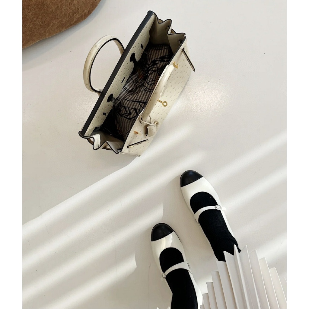 Giày Búp Bê MARY JANES Nhung &amp; Da Bò Đính Ngọc Trai Giả Màu Trắng &amp; Đen Không Hộp