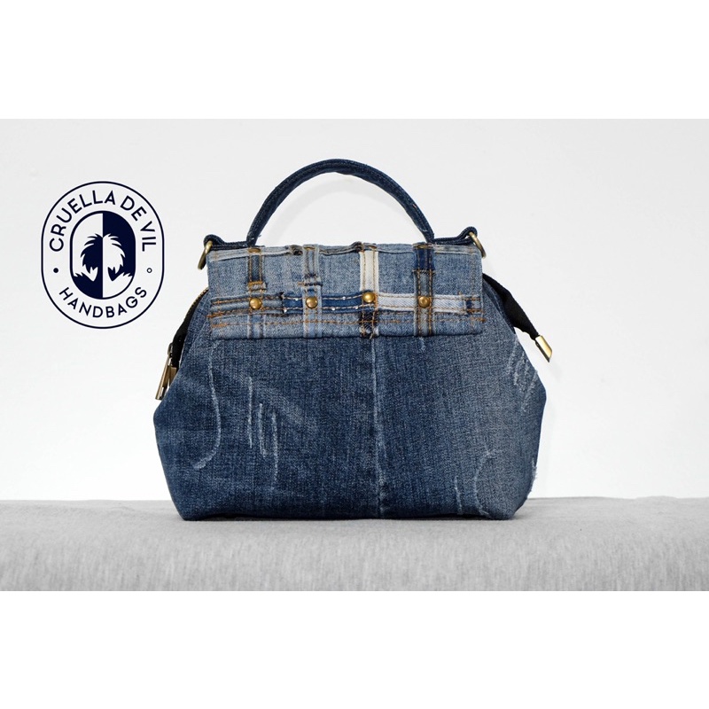 Túi đeo chéo doctor tái chế từ jeans cũ