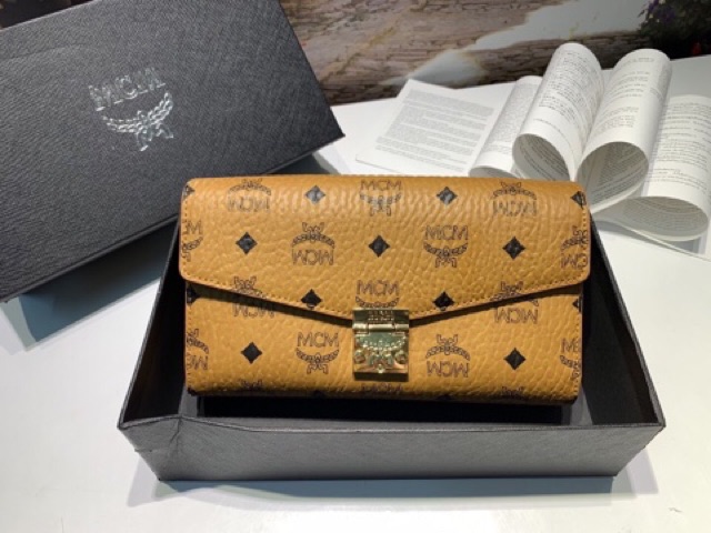 Clutch màu đen , bò