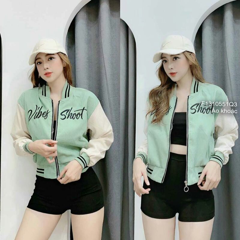 Áo khoác bố nhung lụa hai lớp kéo khóa thêu chữ ngực phối màu tay dài bo viền!Chất liệu: bố nhung lụaFreesize dưới 55kg