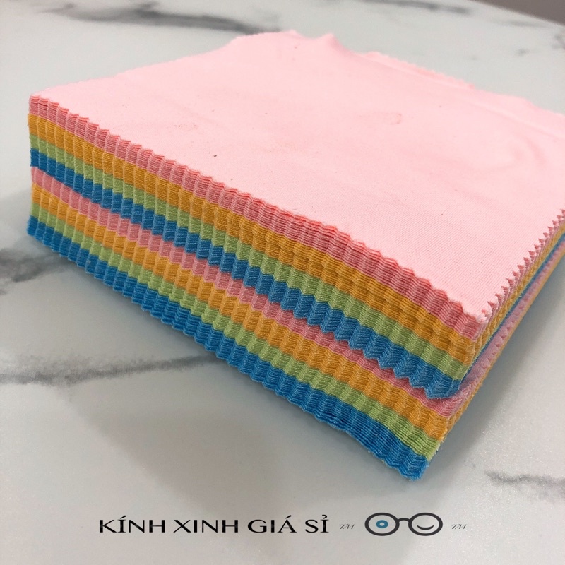 Khăn lau mắt kính, đĩa CD, màn hình điện thoại, laptop...mềm mịn, giúp mắt kính sạch bóng.