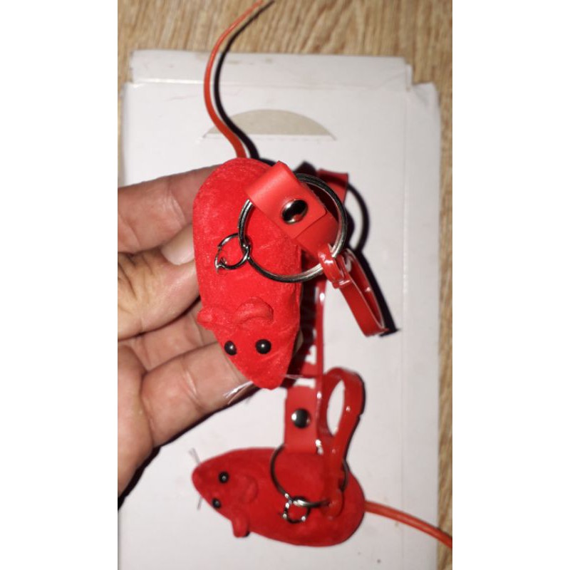 Một chiếc móc khóa bóp kêu chuột 4 trong 1 bằng nhựa rất đẹp