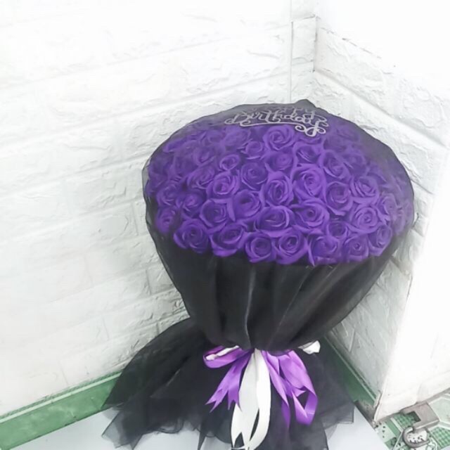 Bó tròn 50 bông hồng sáp thơm tone tím sang trọng