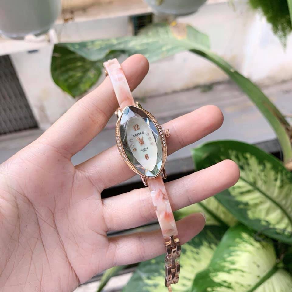 Đồng hồ nữ dạng lắc tay Saneesi dây đá vân sang trọng