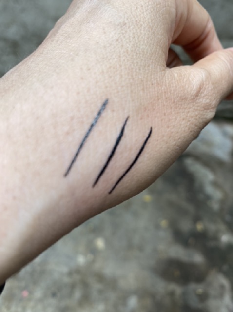 Chì kẻ chân mày Essence màu đen tuyền.  Made in Gẻmany _ xách tay từ Đức . | BigBuy360 - bigbuy360.vn