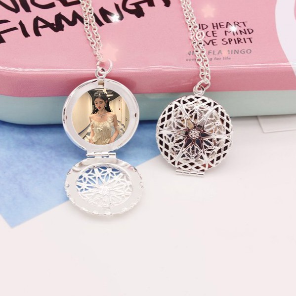(80k) Vòng cổ in hình CÚC TỊNH Y đóng nắp kim loại xinh xắn