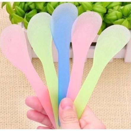 Thìa nhựa trộn mặt nạ