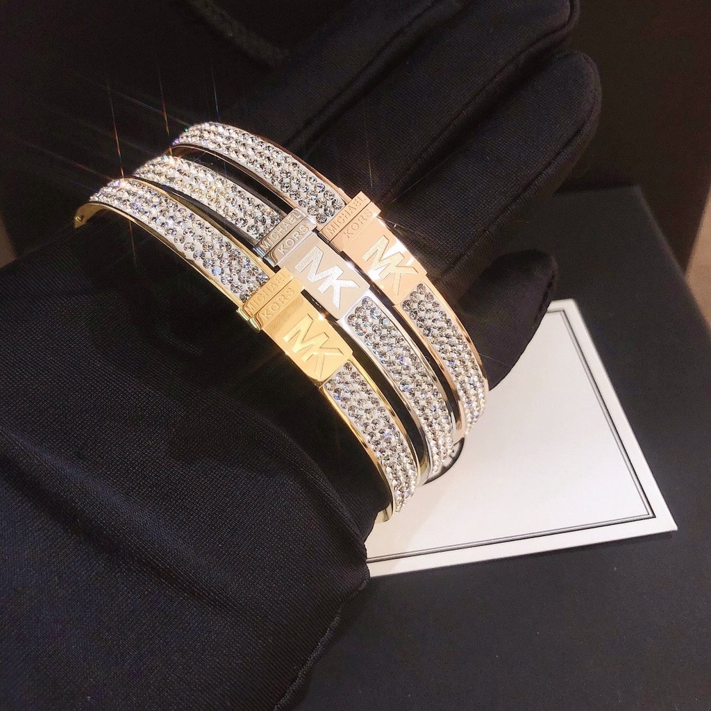 Vòng Tay Thép Titan Mặt Khắc Chữ Michael Kors