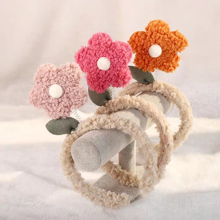 Cài tóc hoa mai cho bạn gái xinh hot trend- Hoa thứ 2