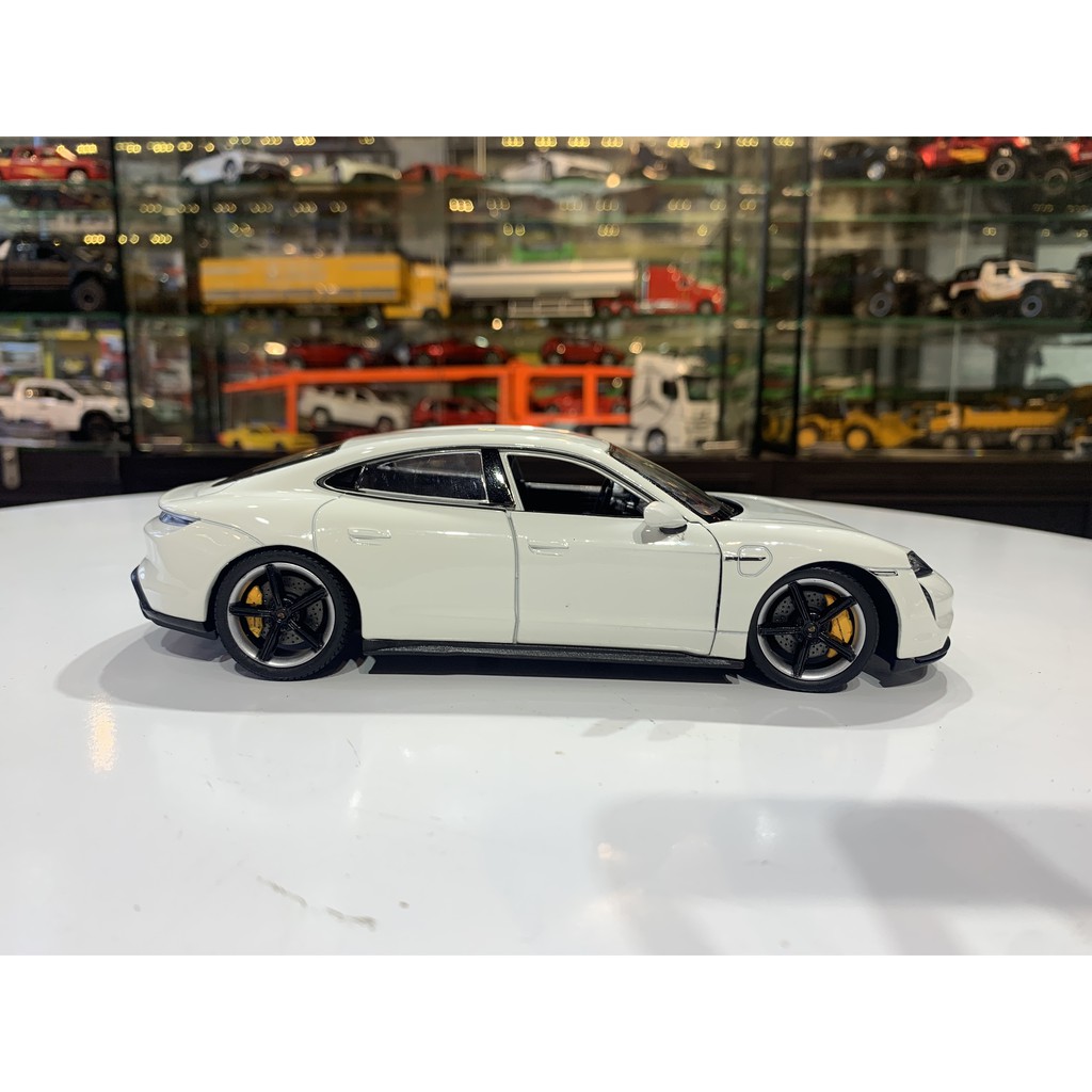 Mô hình xe Porsche Taycan Turbo S tỉ lệ 1:24 hãng Welly