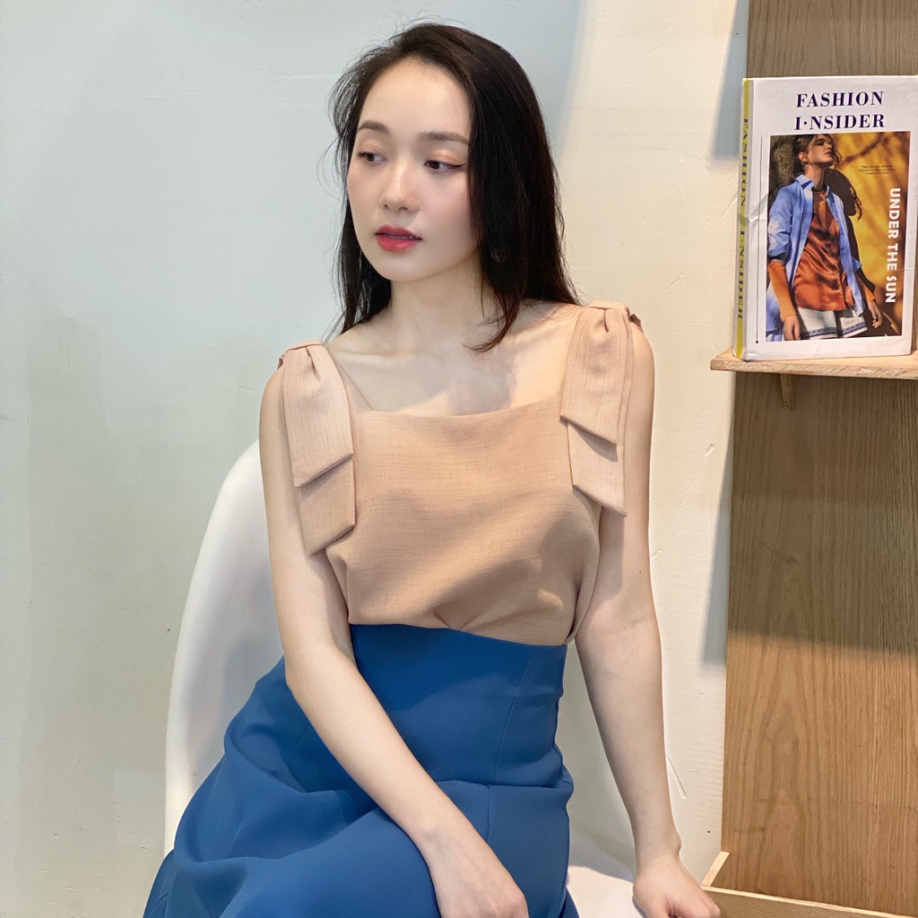 KIOBI – Áo kiểu Hebe W Bow form suông rộng, cổ vuông sát nách, nơ bản lớn đính trên vai, vải cotton bố be - KIA2181B