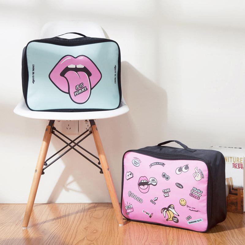 TÚI XÁCH DU LỊCH HÌNH ĐÔI MÔI SIZE 40cm