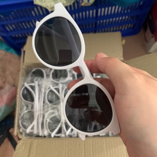 Kính mát V ảnh thật
