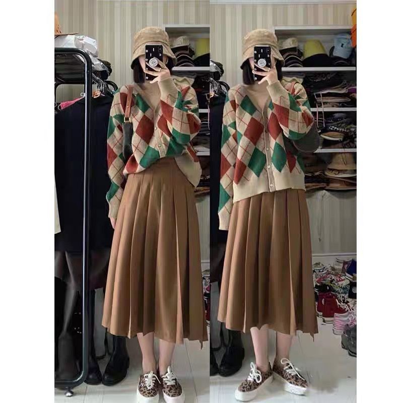 Set trang phục gồm áo sweater dệt kim họa và chân váy phong cách cổ điển xếp ly cho nữ