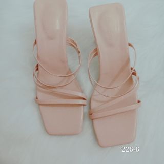 Dép quai mảnh gót tam giác