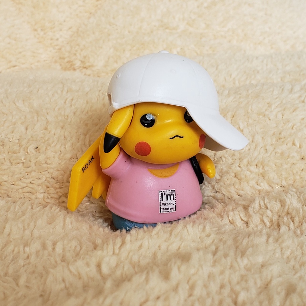 Mô hình Pokemon Pikachu dễ thương đội mũ lưỡi trai decor, trang trí bàn làm việc, trưng bày, quà tặng