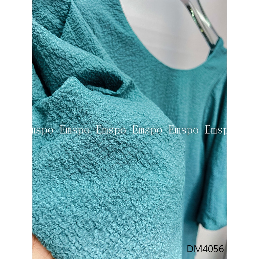 Đầm suông, tay bồng 2 lớp, sẻ lưng thắt nơ sau, thêu chữ ở gấu Emspo DM4056