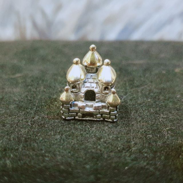 Charm lâu đài bạc