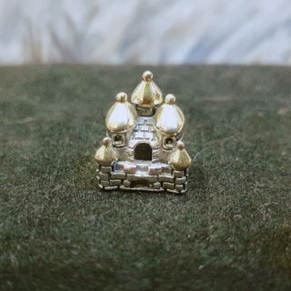 Charm lâu đài bạc