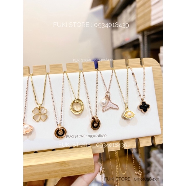 Kệ treo dây chuyền gỗ đẹp