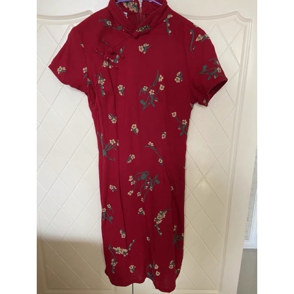 Sườn xám đỏ in hoa mai phong cách retro