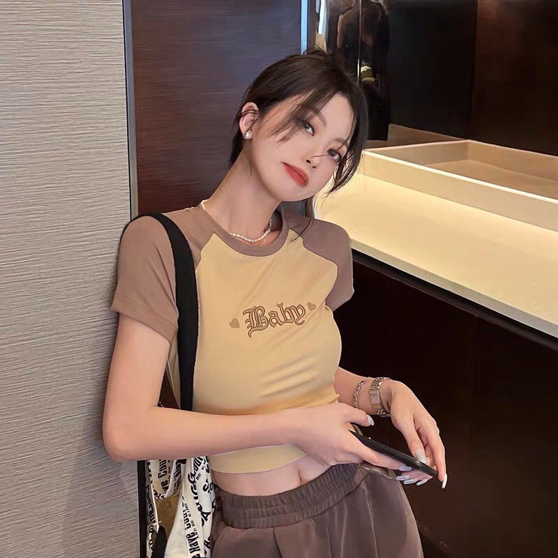 Áo thun croptop tay ngắn thêu chữ phong cách thể thao