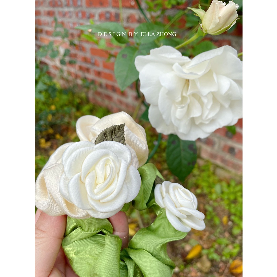 Dây Buộc Tóc Satin Co Giãn Phối Hoa Hồng Trắng Thanh Lịch